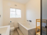 Loerie-Bathroom-on-suite-room